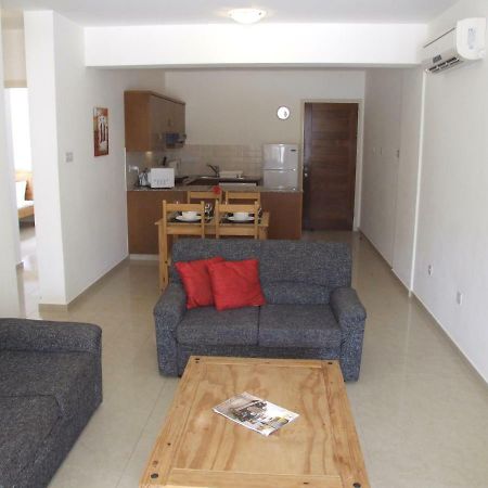 2 Bedroom Poolside Apartment E9 ペイヤ エクステリア 写真